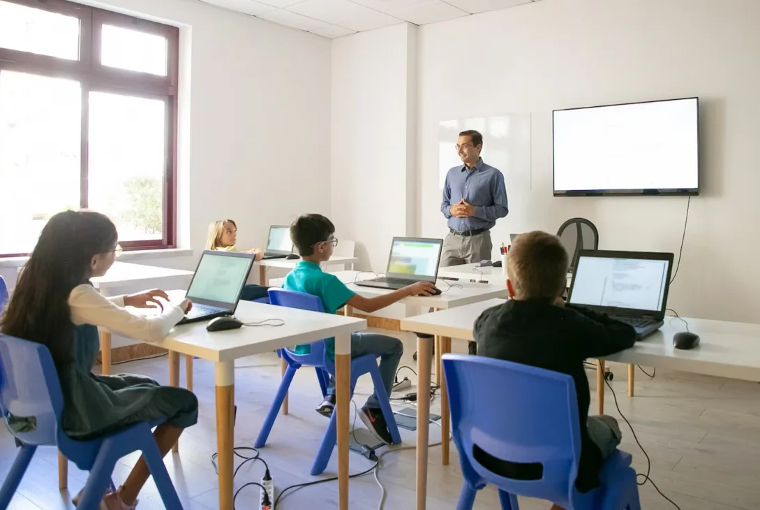 teacher explaining to students in an international primary school